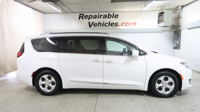 Used 2018 Chrysler Pacifica Touring-L FWD image 4