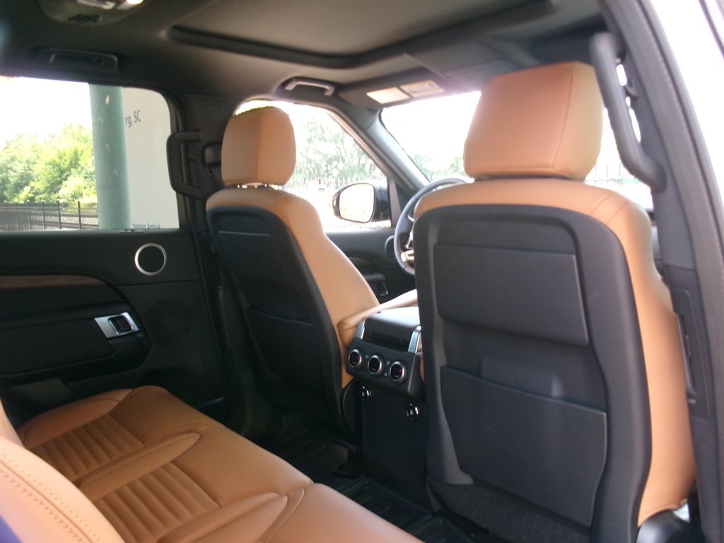 Used 2020 Land Rover Discovery HSE AWD/4WD image 24