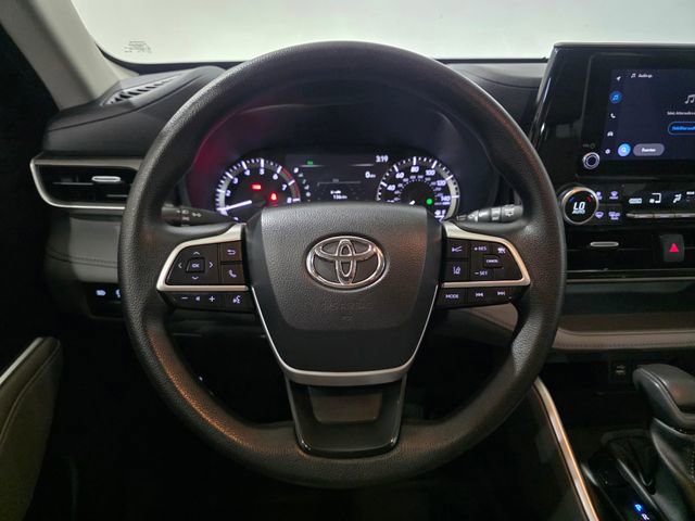 Used 2023 Toyota Highlander L FWD image 16