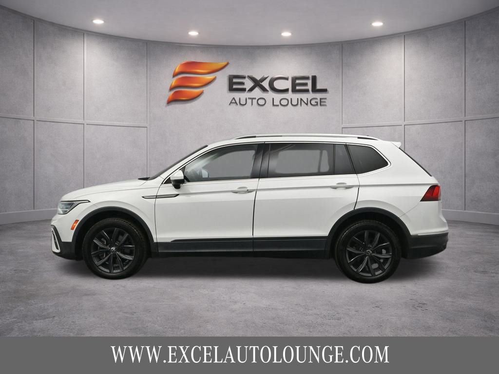 Used 2022 Volkswagen Tiguan SE w/ Panoramic Sunroof Package FWD image 3