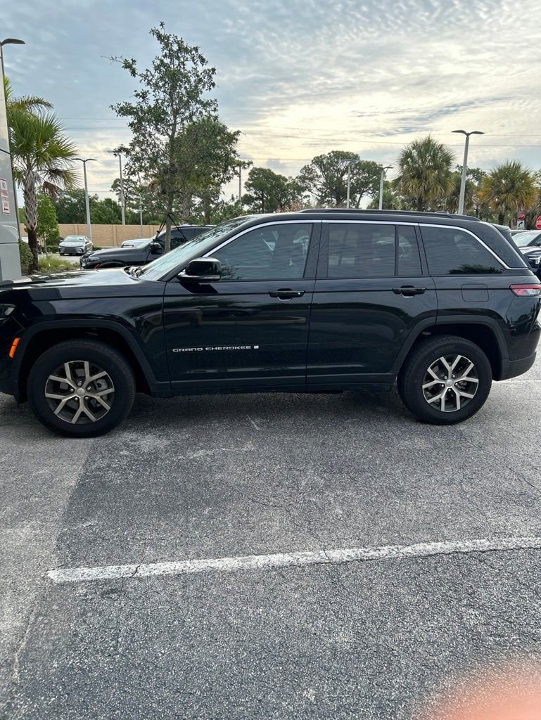 Used 2025 Jeep Grand Cherokee Limited w/ Trailer Tow Package RWD image 3