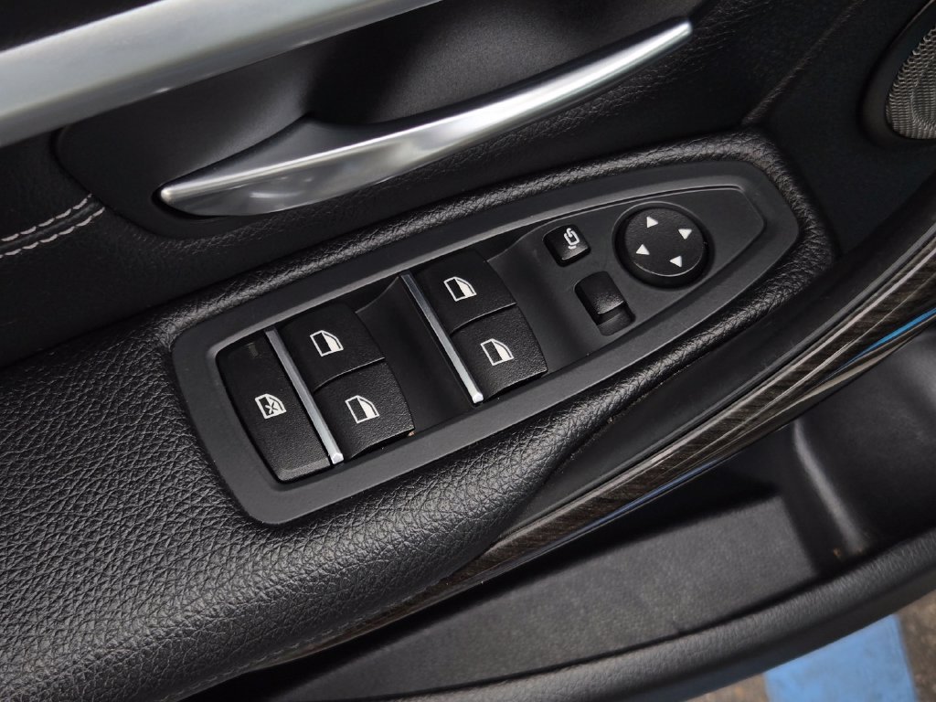 Used 2018 BMW 330i Sedan RWD image 11
