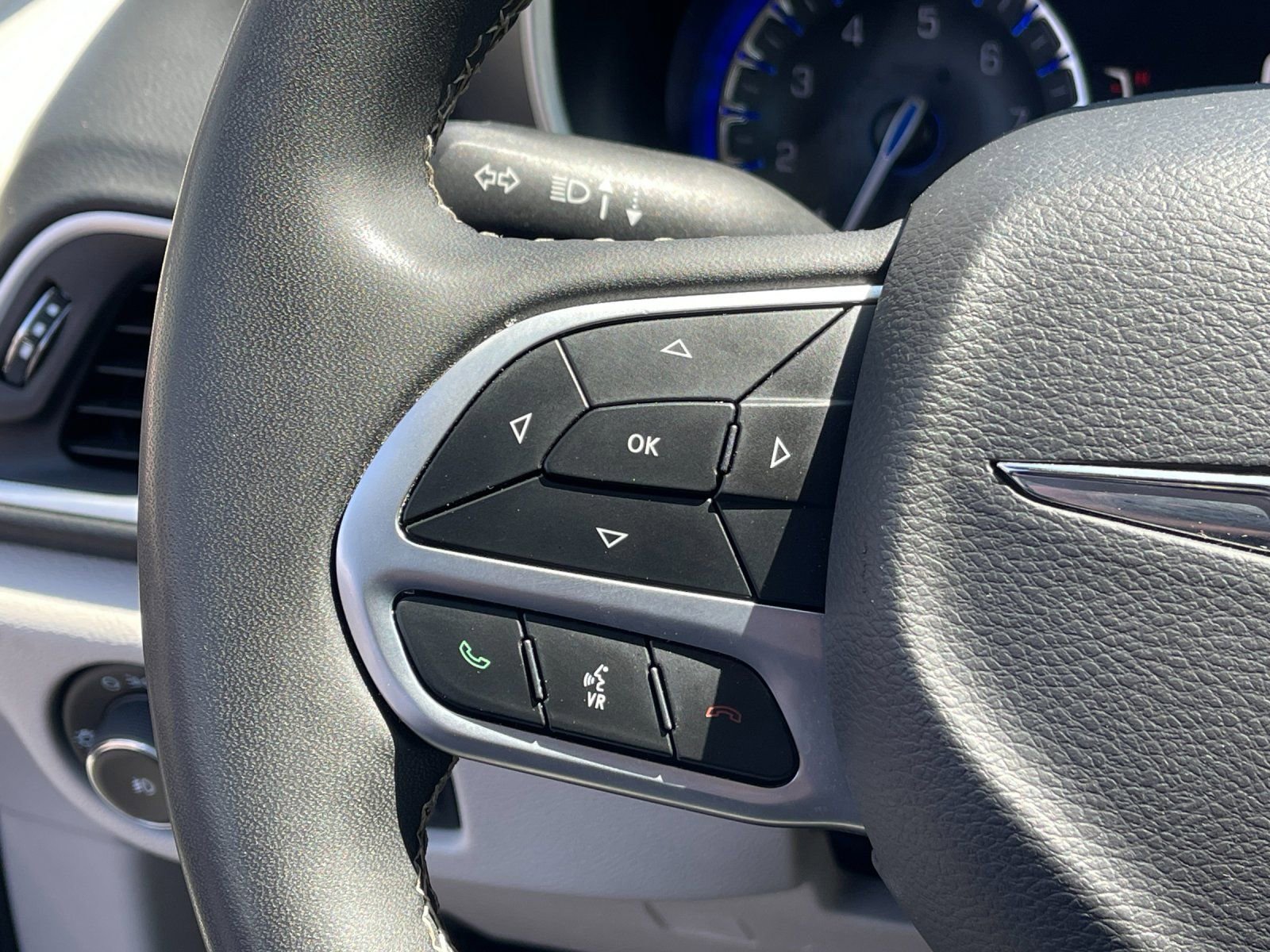 Used 2024 Chrysler Pacifica Touring-L image 27