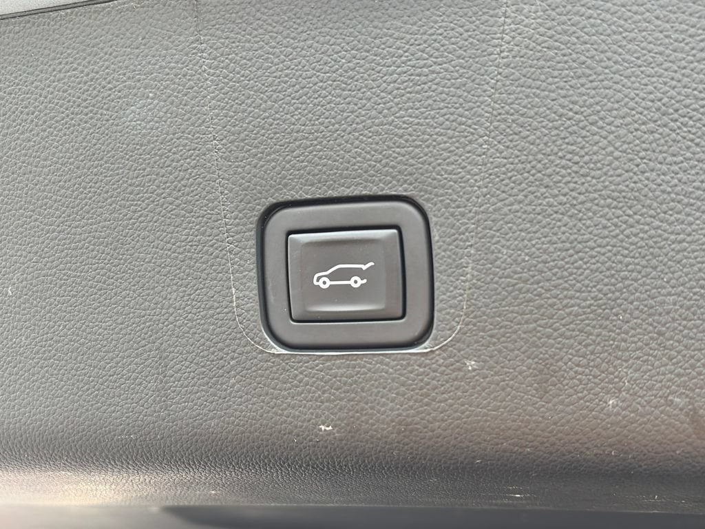Used 2023 Chevrolet Traverse LT FWD image 8