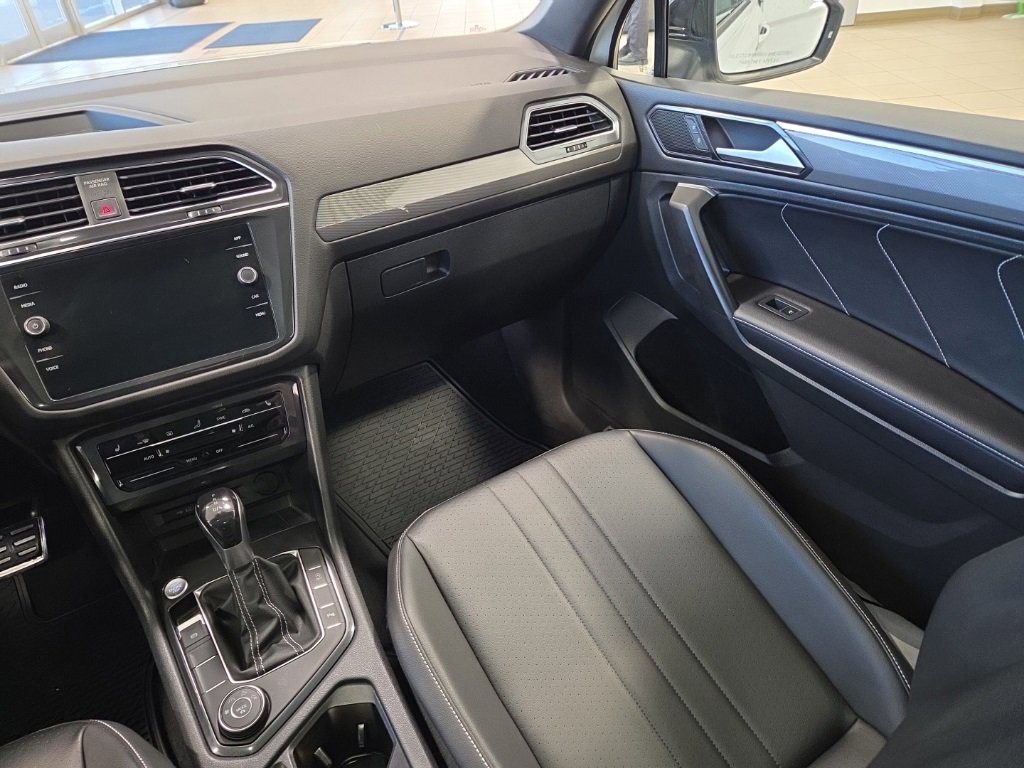 Used 2022 Volkswagen Tiguan SE R-Line image 18