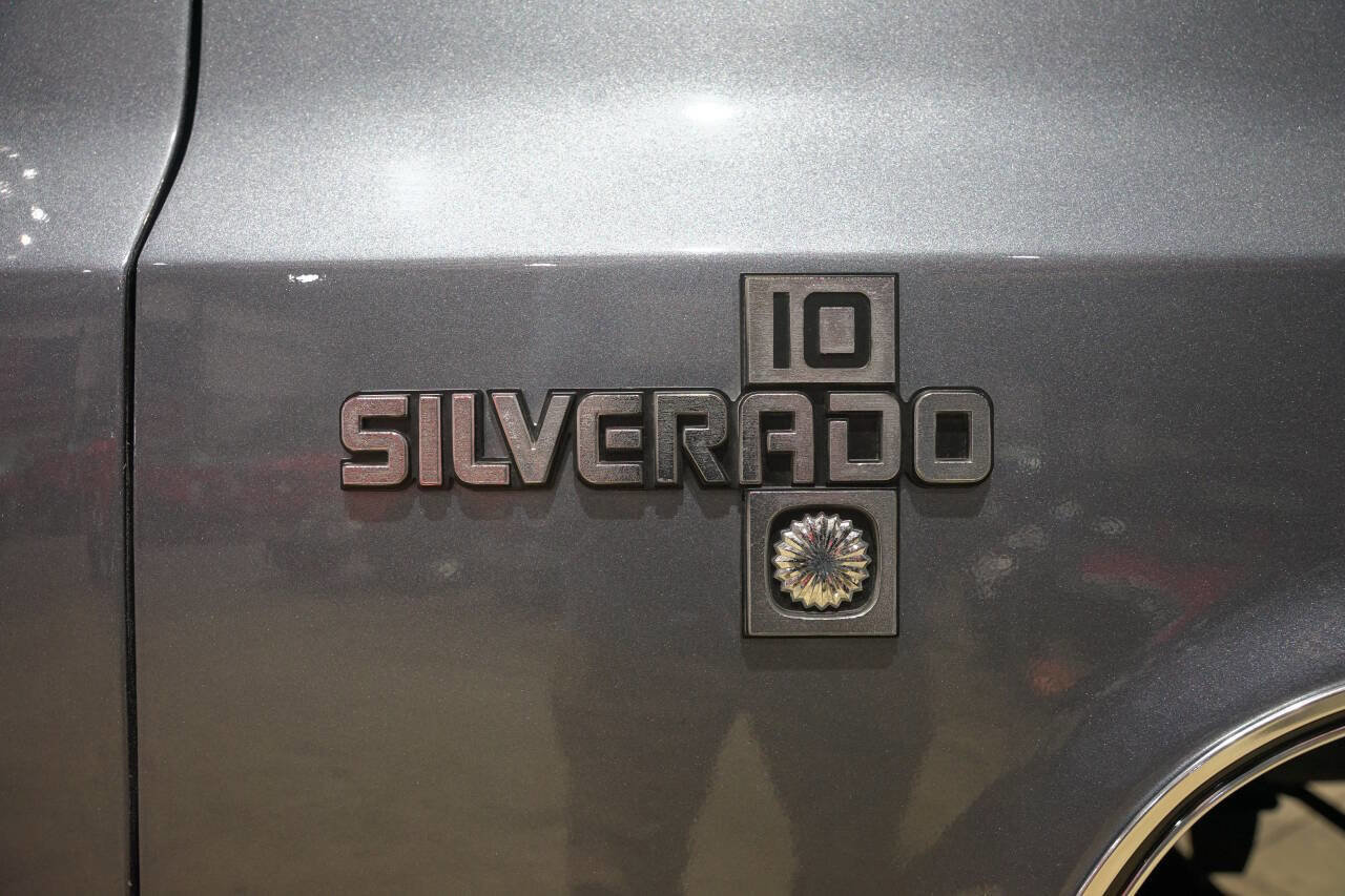 Used 1987 Chevrolet Suburban 4WD image 26