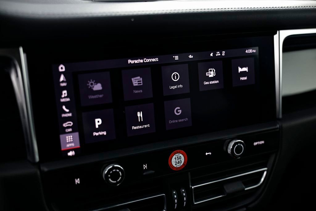 Used 2023 Porsche Macan Turbo image 39