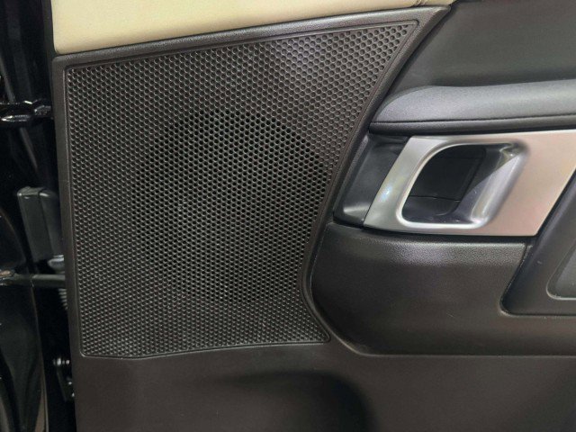 Used 2017 Land Rover Discovery HSE image 57