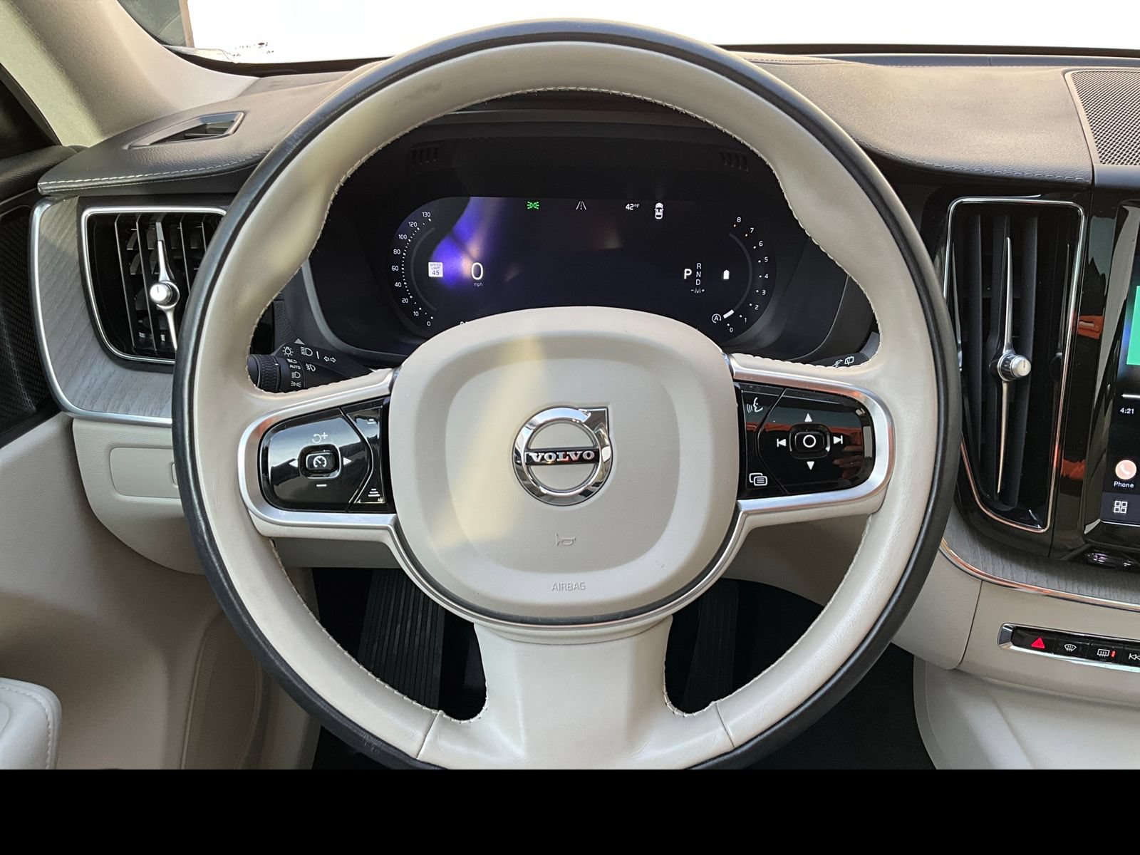 Certified 2023 Volvo XC60 B5 Ultimate w/ Climate Package AWD/4WD image 3