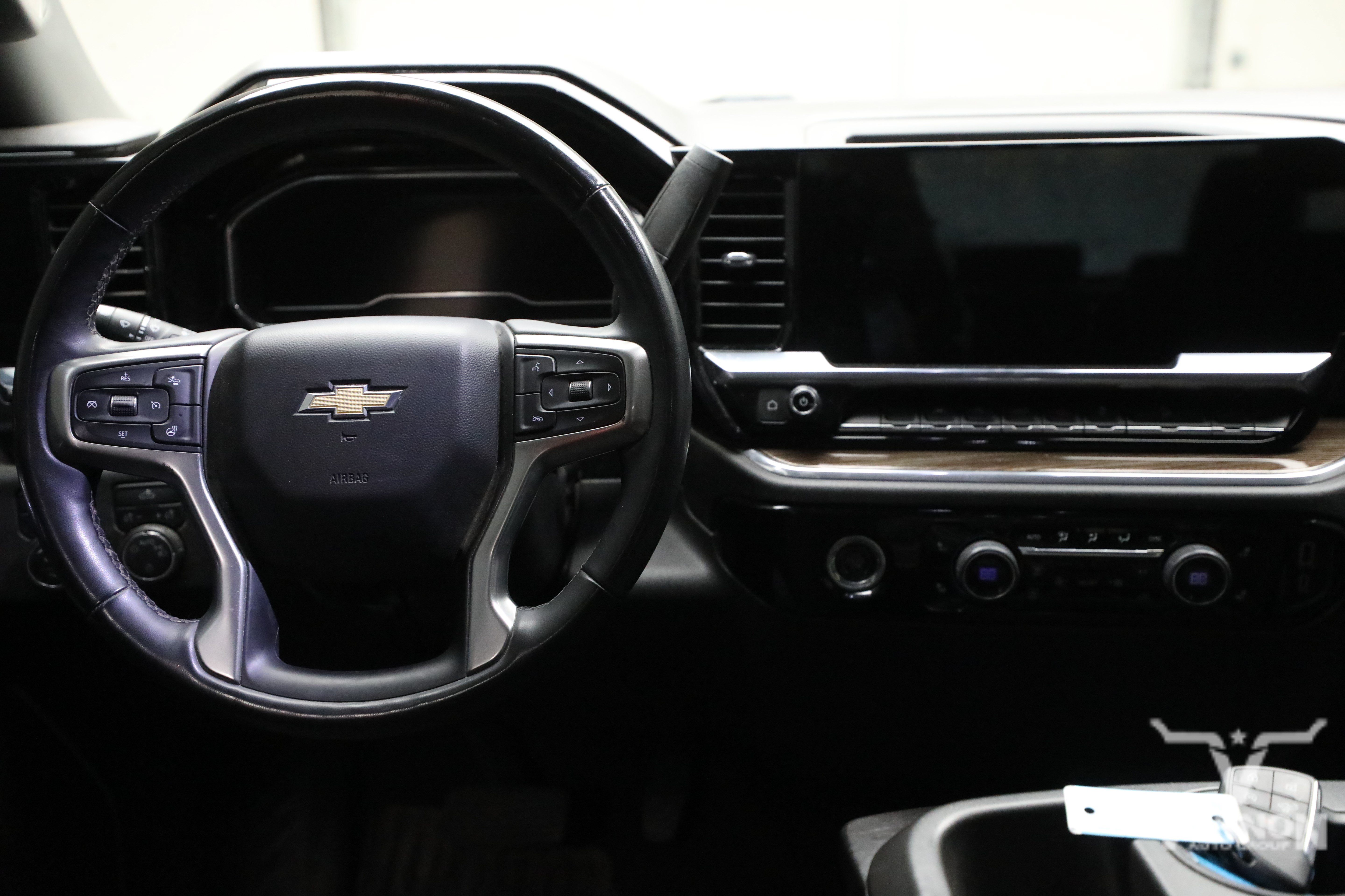 Used 2023 Chevrolet Silverado 1500 LT w/ Z71 Off-Road Package AWD/4WD image 8