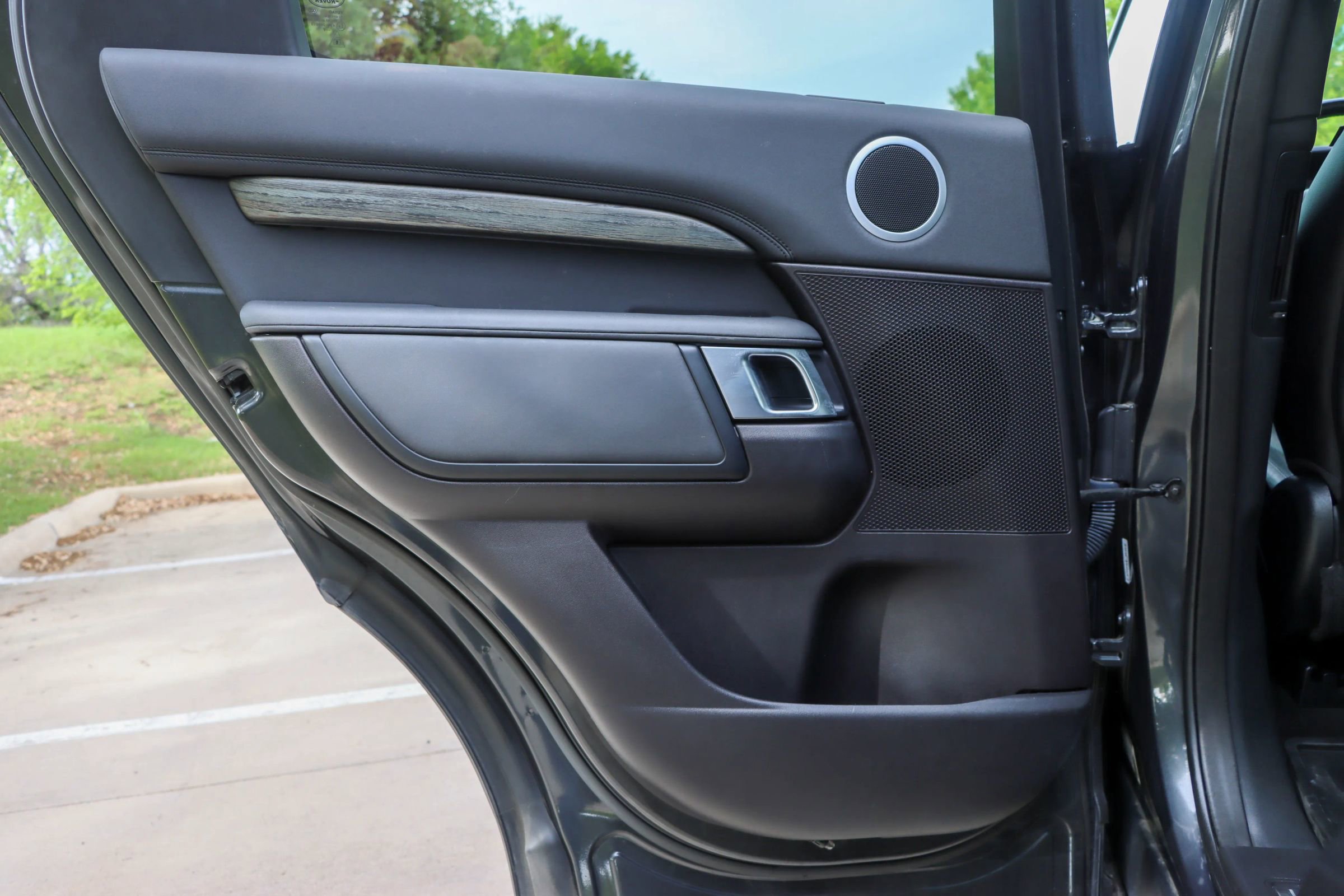 Used 2017 Land Rover Discovery HSE AWD/4WD image 12