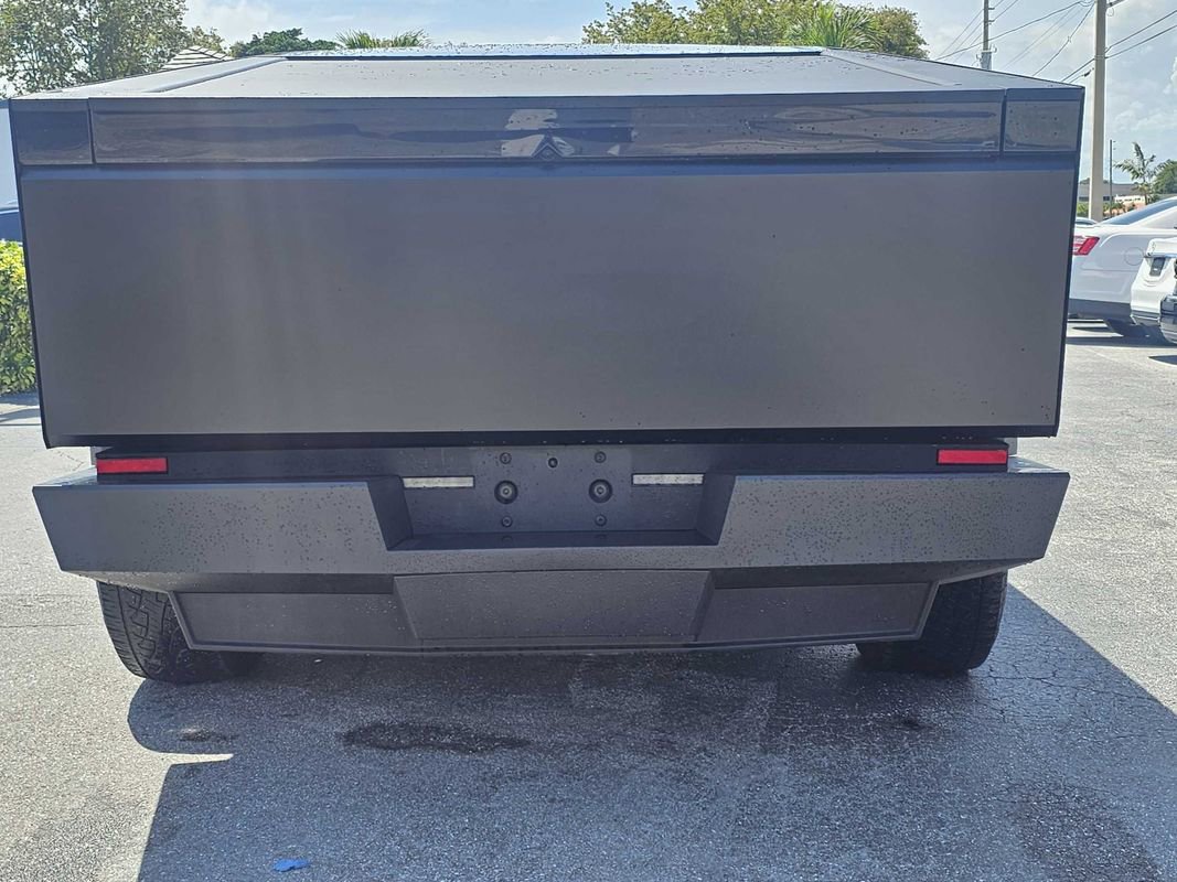 Used 2025 Tesla Cybertruck AWD Crew Cab image 4