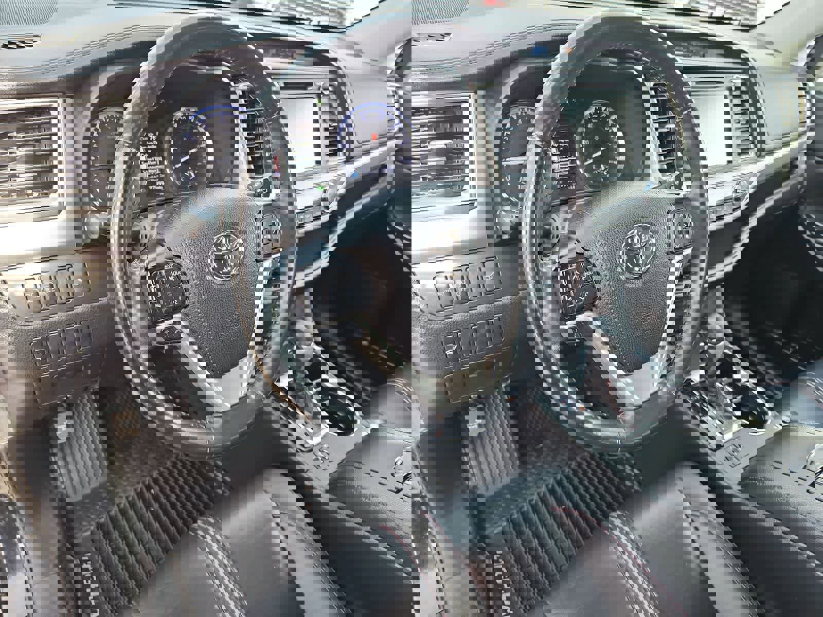 Used 2019 Toyota Highlander SE w/ Nightshade Edition image 11