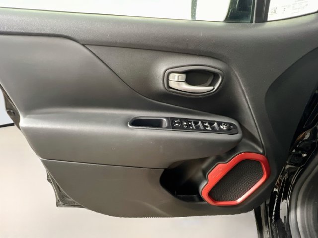 Used 2023 Jeep Renegade Trailhawk AWD/4WD image 30