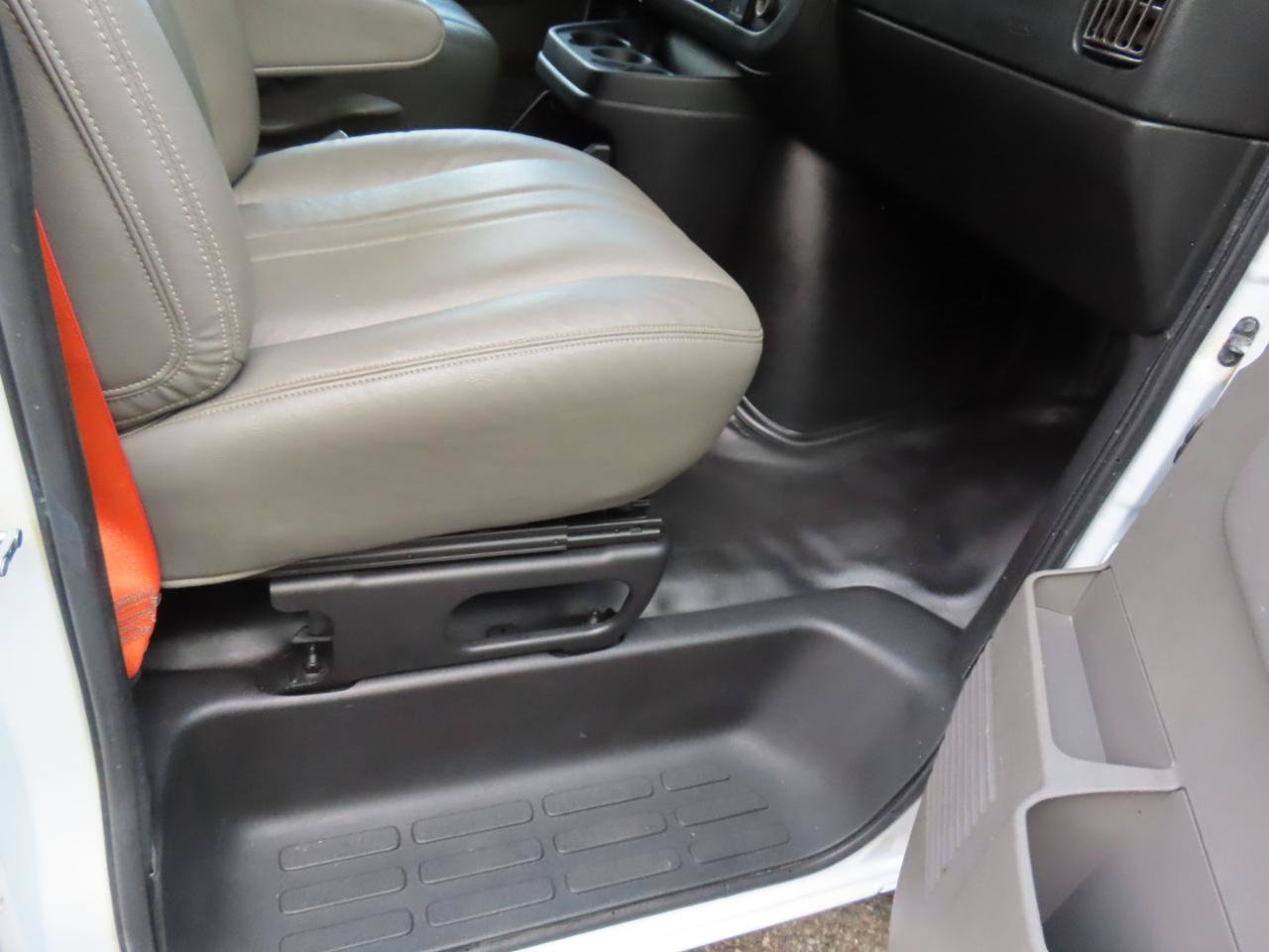 Used 2018 Chevrolet Express 2500 w/ Driver Convenience Package RWD image 10
