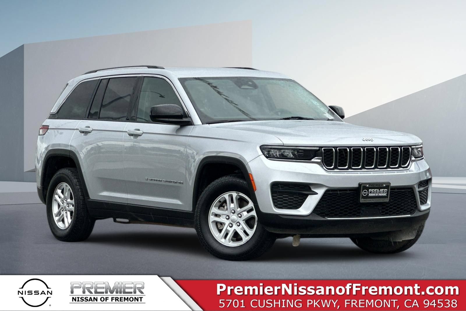 Used 2024 Jeep Grand Cherokee Laredo RWD image 1