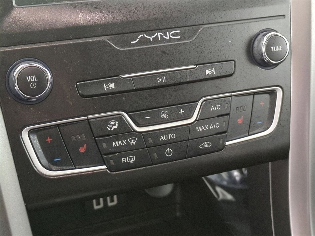 Used 2020 Ford Fusion SE image 11