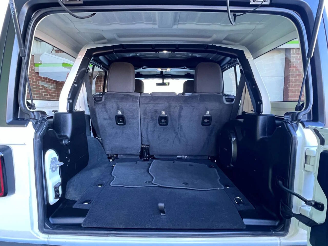Used 2020 Jeep Wrangler Unlimited Sahara w/ Uconnect 4C Nav & Sound Group AWD/4WD image 16