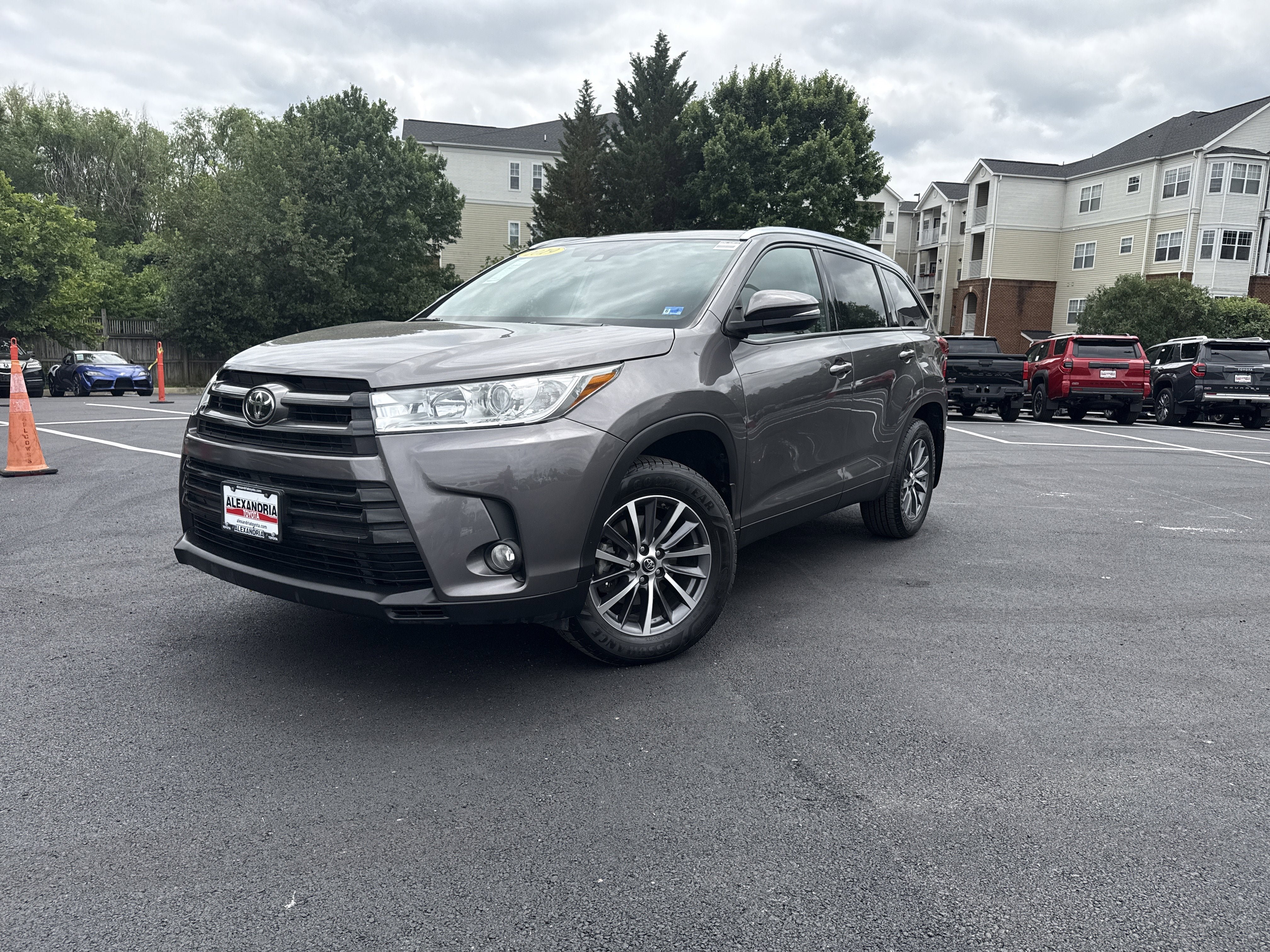 Used 2019 Toyota Highlander XLE AWD/4WD image 1