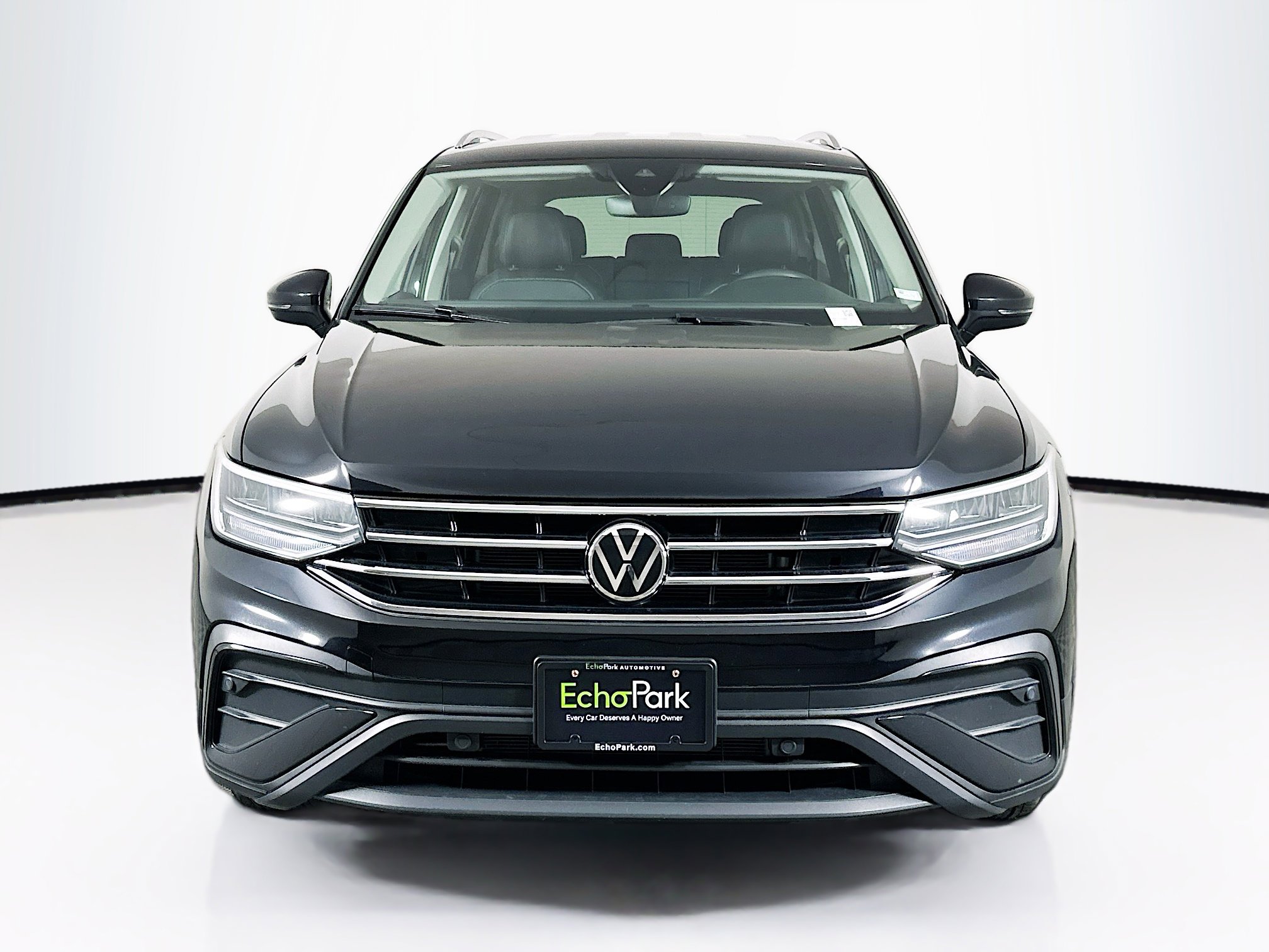 Used 2024 Volkswagen Tiguan SE FWD image 2