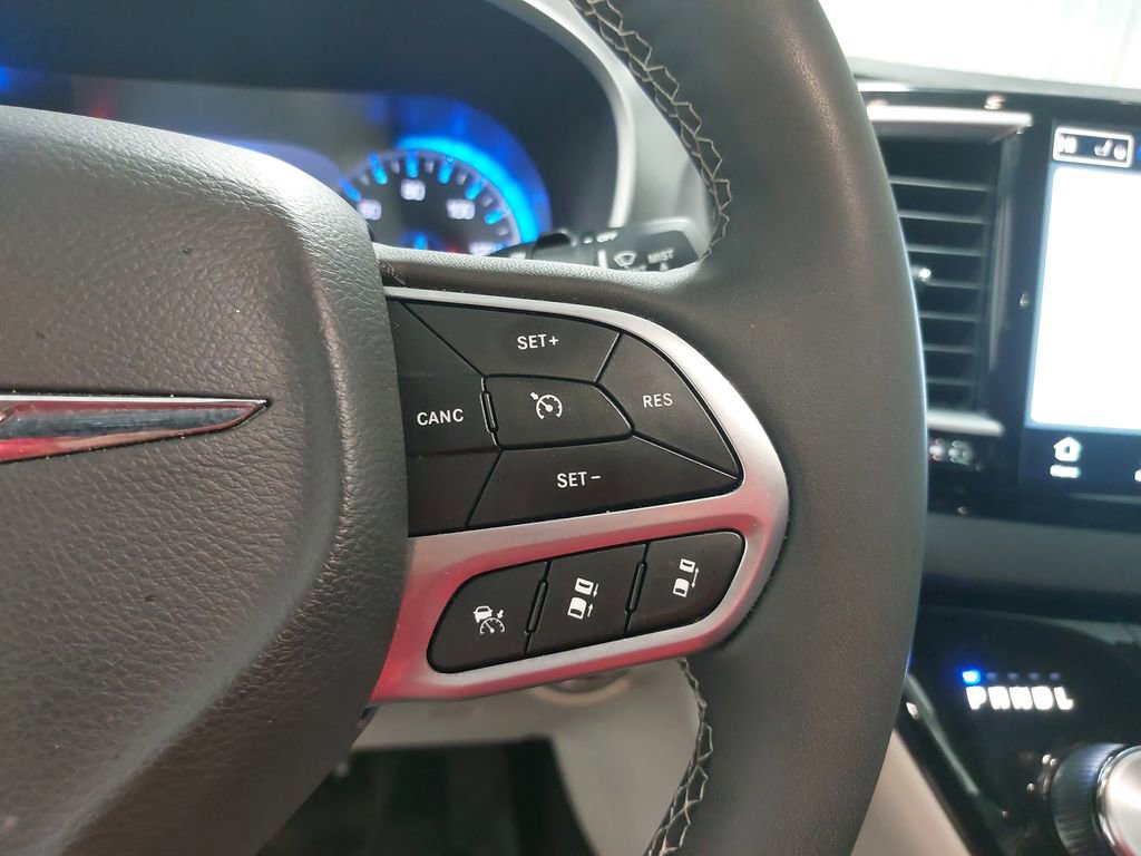 Used 2024 Chrysler Pacifica Touring-L image 29
