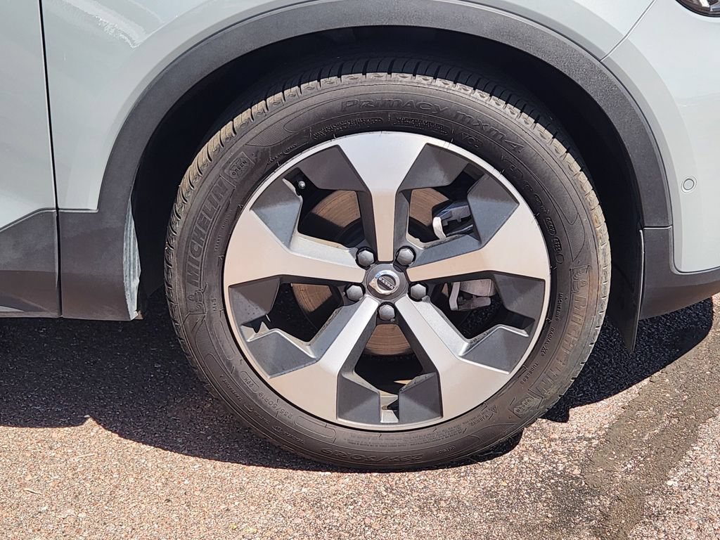 Used 2025 Volvo XC40 B5 Plus AWD/4WD image 30
