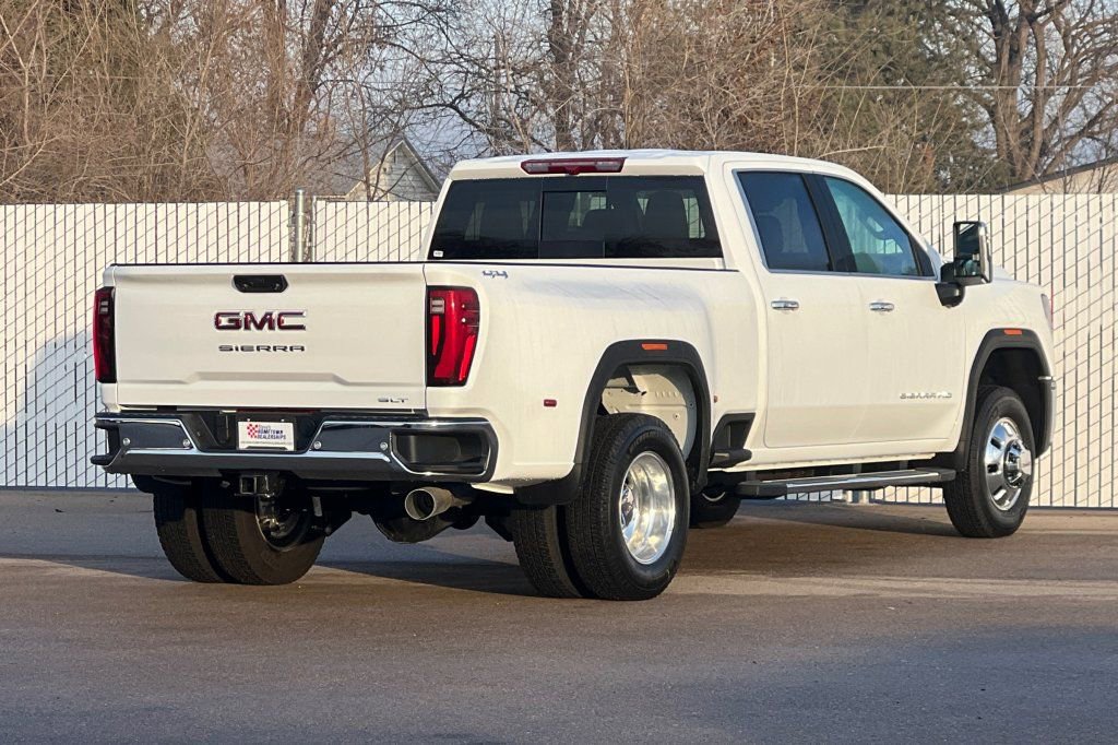 Used 2026 GMC Sierra 3500 SLT w/ SLT Premium Package image 4