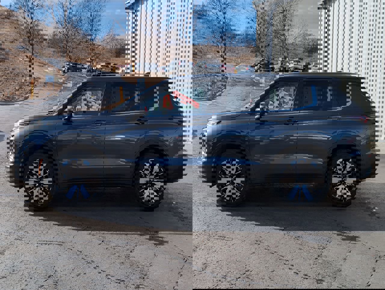 Used 2025 Mitsubishi Outlander Trail Edition image 4