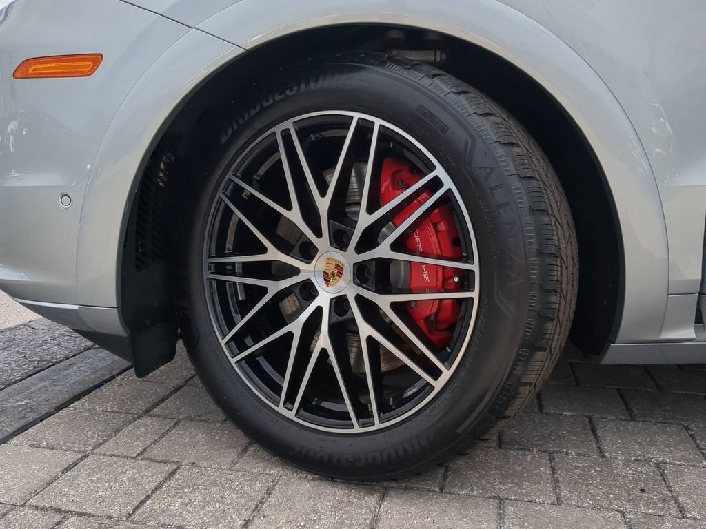 Used 2025 Porsche Cayenne GTS AWD/4WD image 34