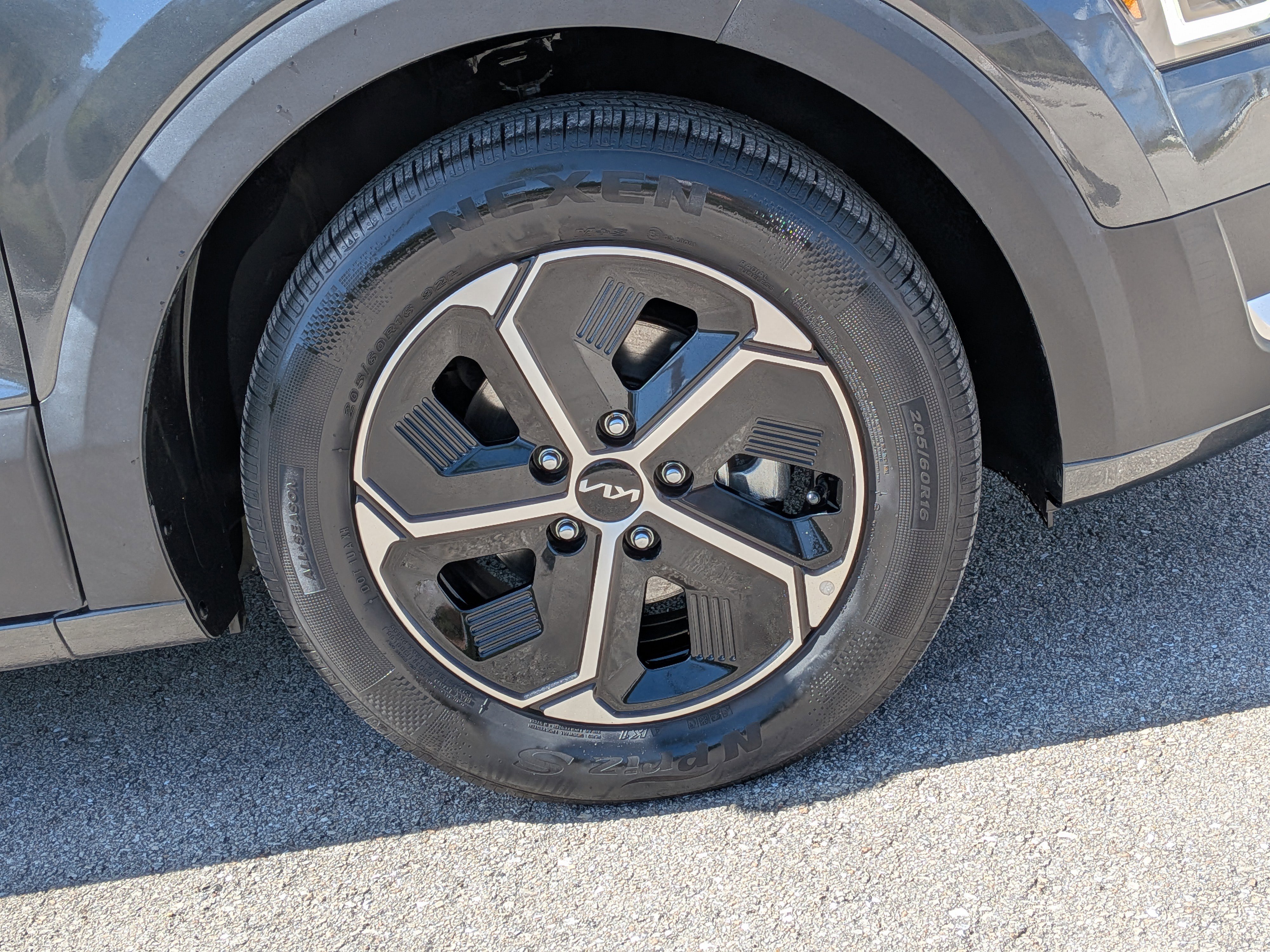 Used 2024 Kia Niro EX image 11