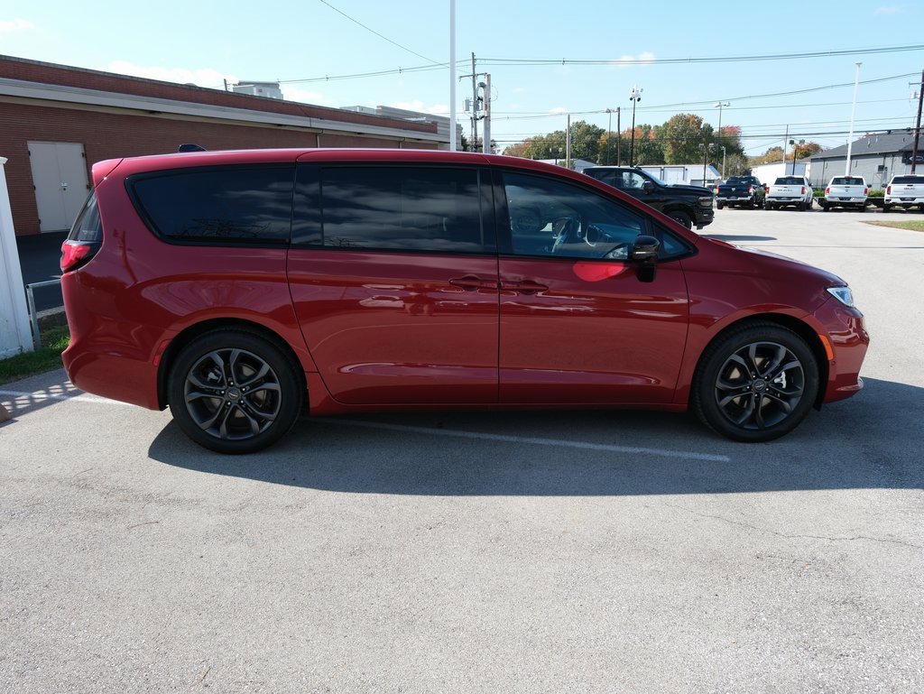 New 2026 Chrysler Pacifica Select image 2