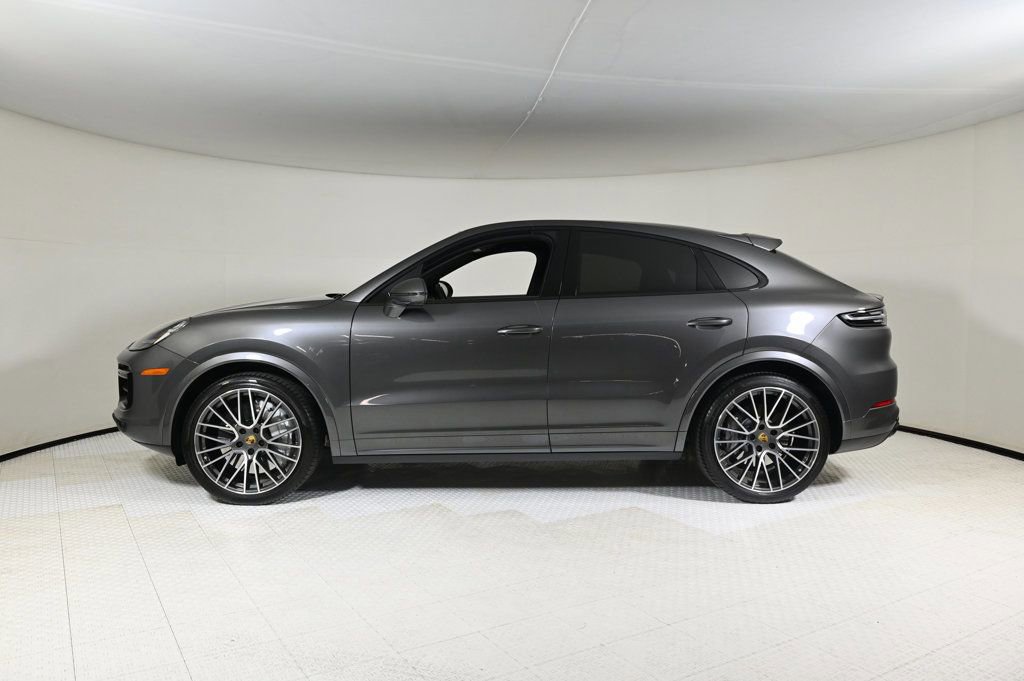 Used 2022 Porsche Cayenne Turbo image 2