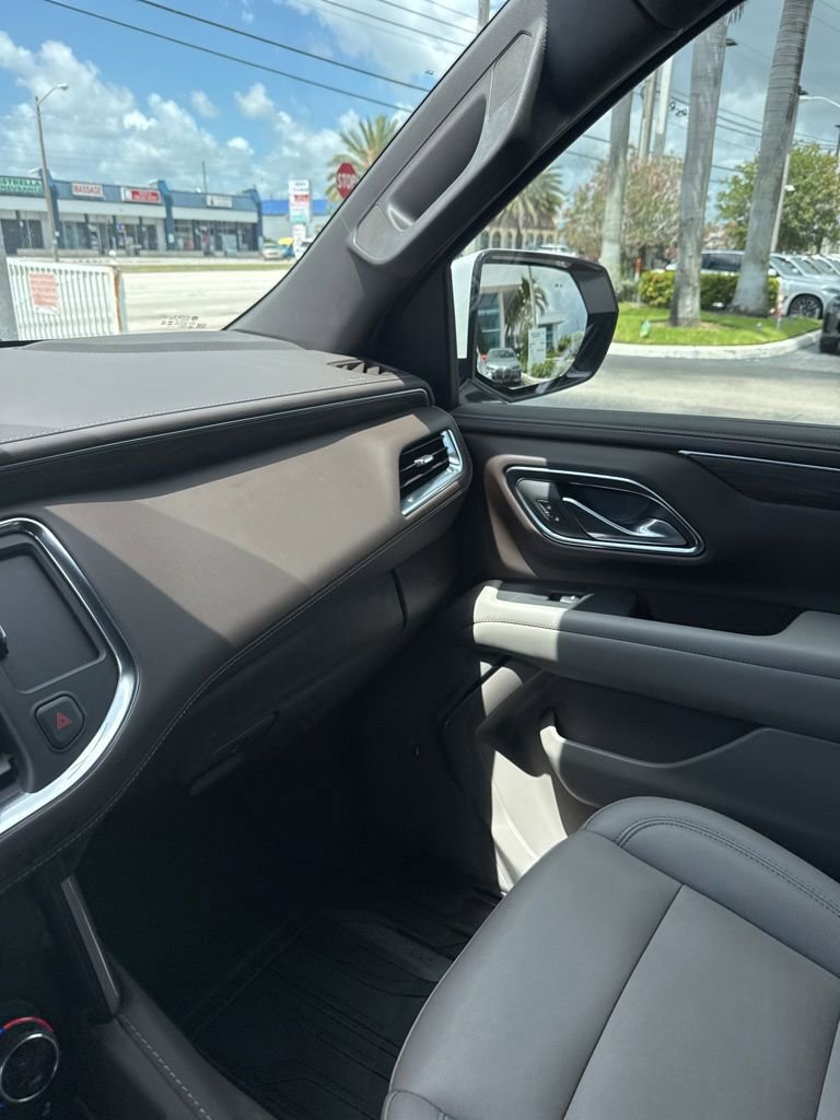 Used 2024 Chevrolet Tahoe LT w/ Luxury Package AWD/4WD image 3