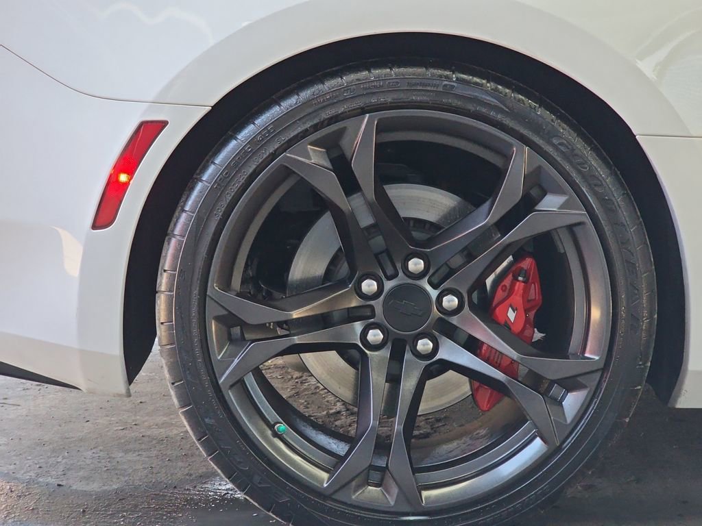 Used 2018 Chevrolet Camaro SS RWD image 33