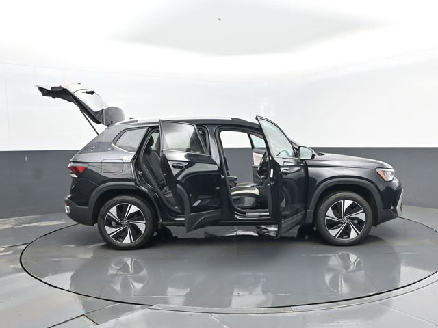 Used 2025 Volkswagen Taos SE image 28