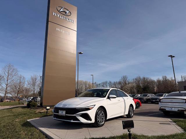 Used 2025 Hyundai Elantra Hybrid image 1
