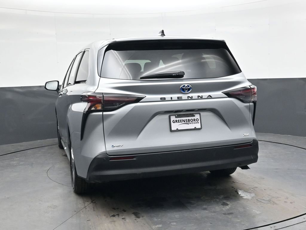 Used 2025 Toyota Sienna XLE image 5