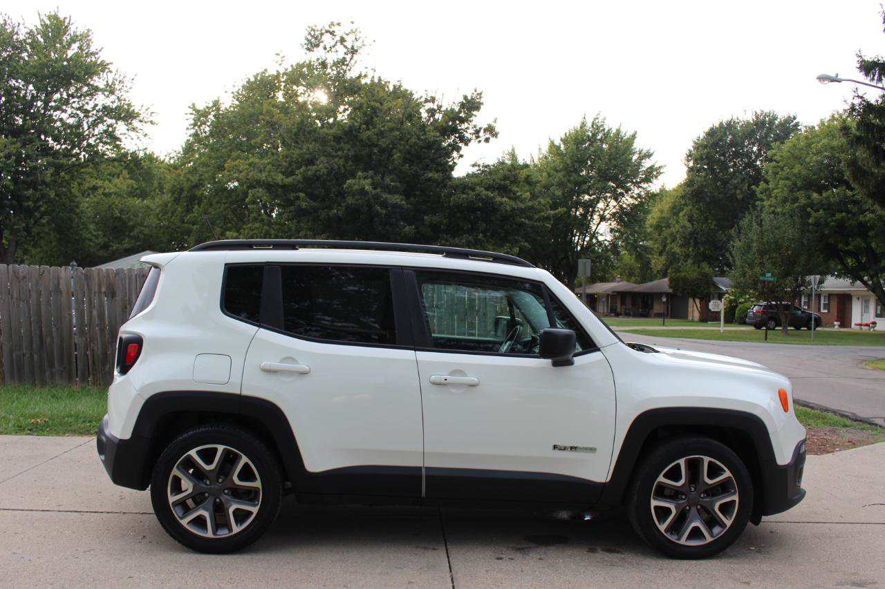 Used 2016 Jeep Renegade Latitude w/ Cold Weather Group FWD image 10