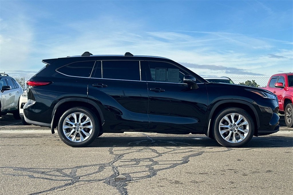 Used 2023 Toyota Highlander Limited image 3