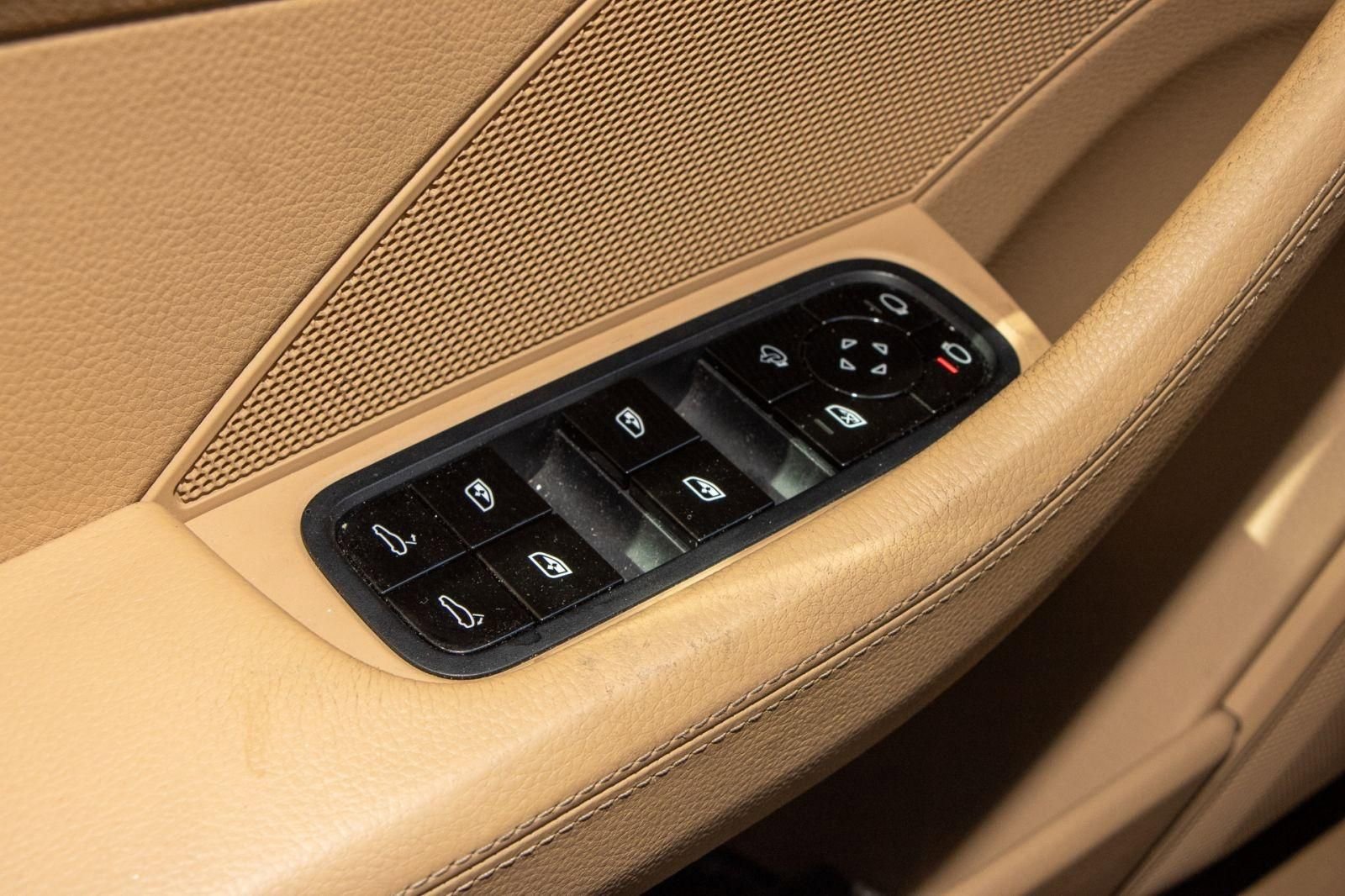 Used 2019 Porsche Panamera 4 AWD/4WD image 27