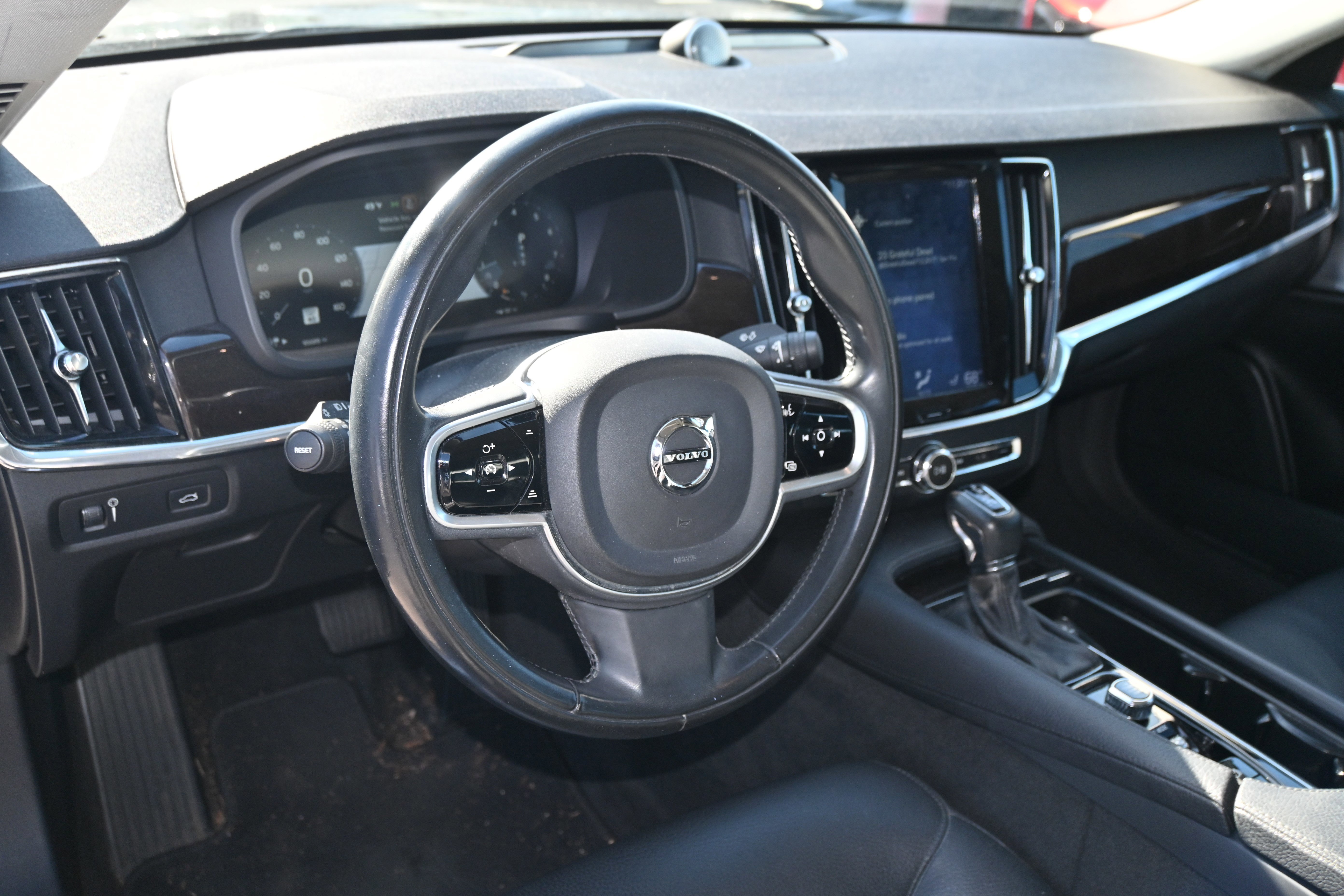 Used 2018 Volvo S90 T6 Momentum w/ Convenience Package image 3