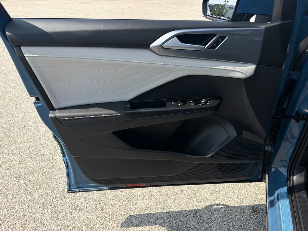 Certified 2025 Volkswagen Taos SEL AWD/4WD image 9