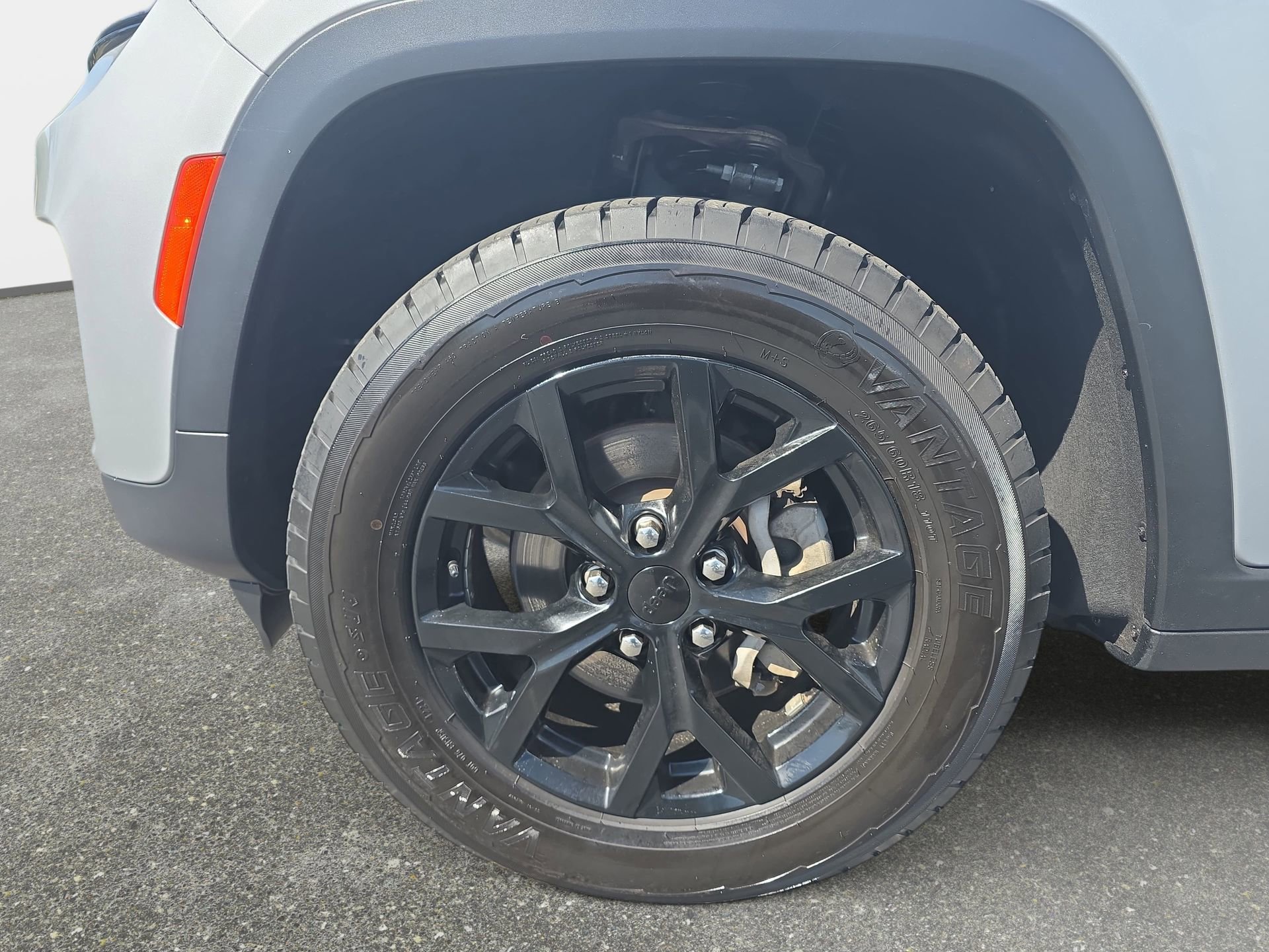 Used 2024 Jeep Grand Cherokee Altitude AWD/4WD image 31