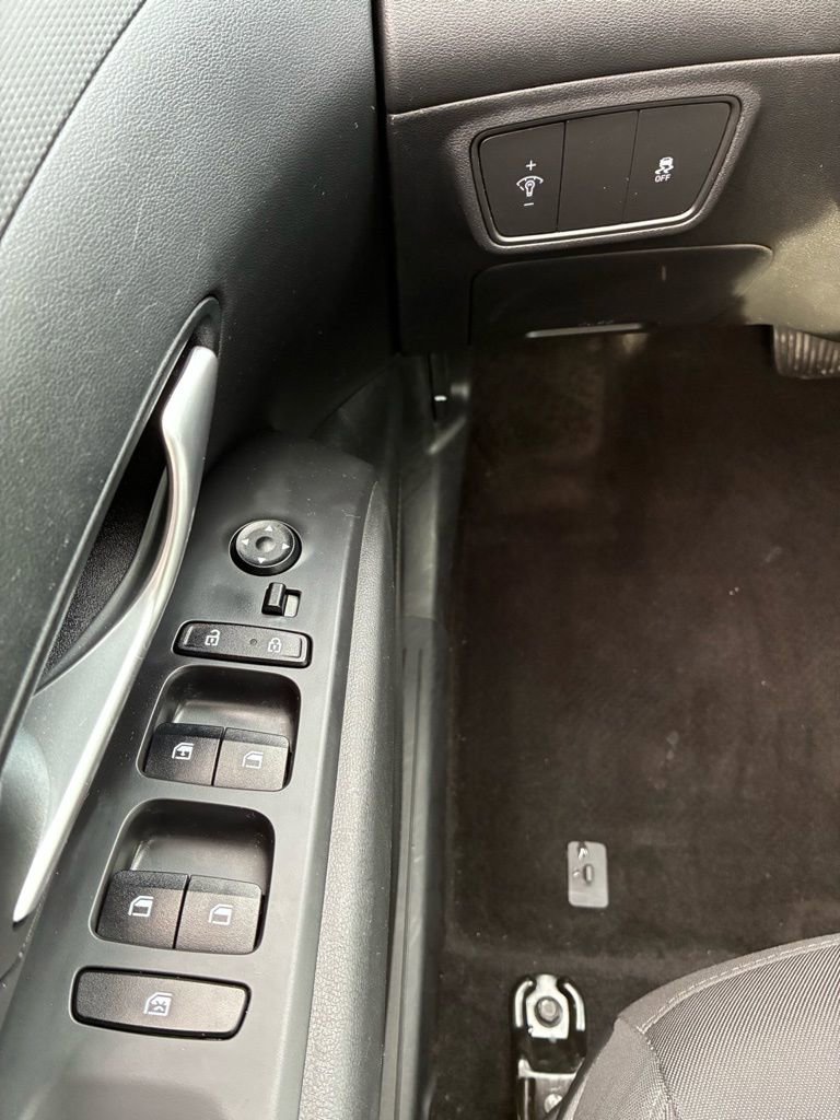 Used 2023 Hyundai Tucson SE image 25