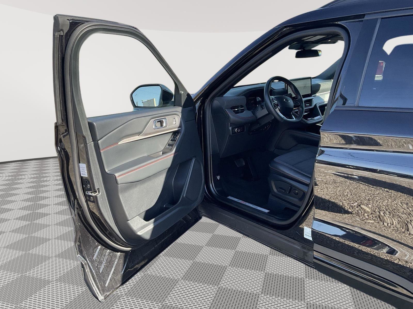 Used 2025 Ford Explorer ST-Line AWD/4WD image 18