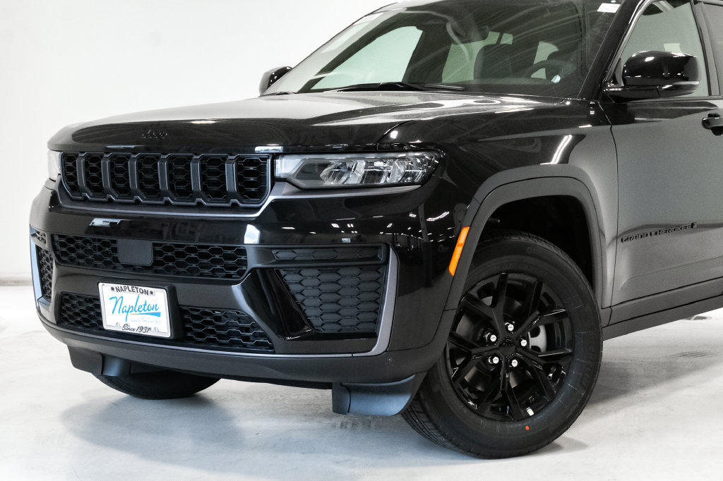 New 2026 Jeep Grand Cherokee Altitude AWD/4WD image 2