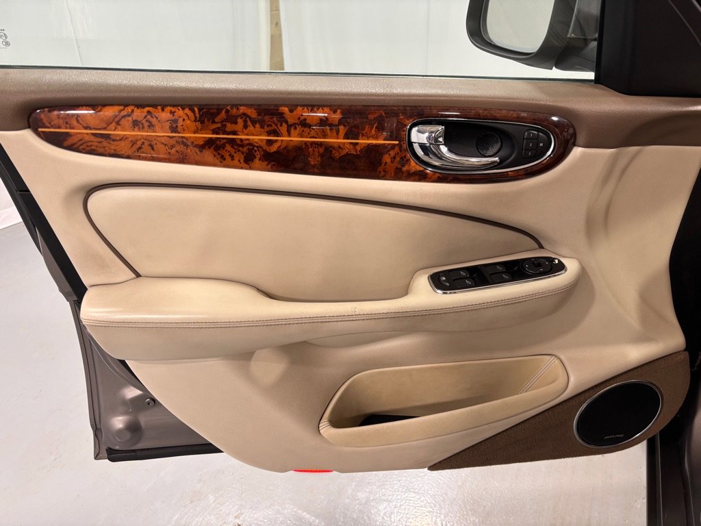 Used 2008 Jaguar XJ8 L image 16