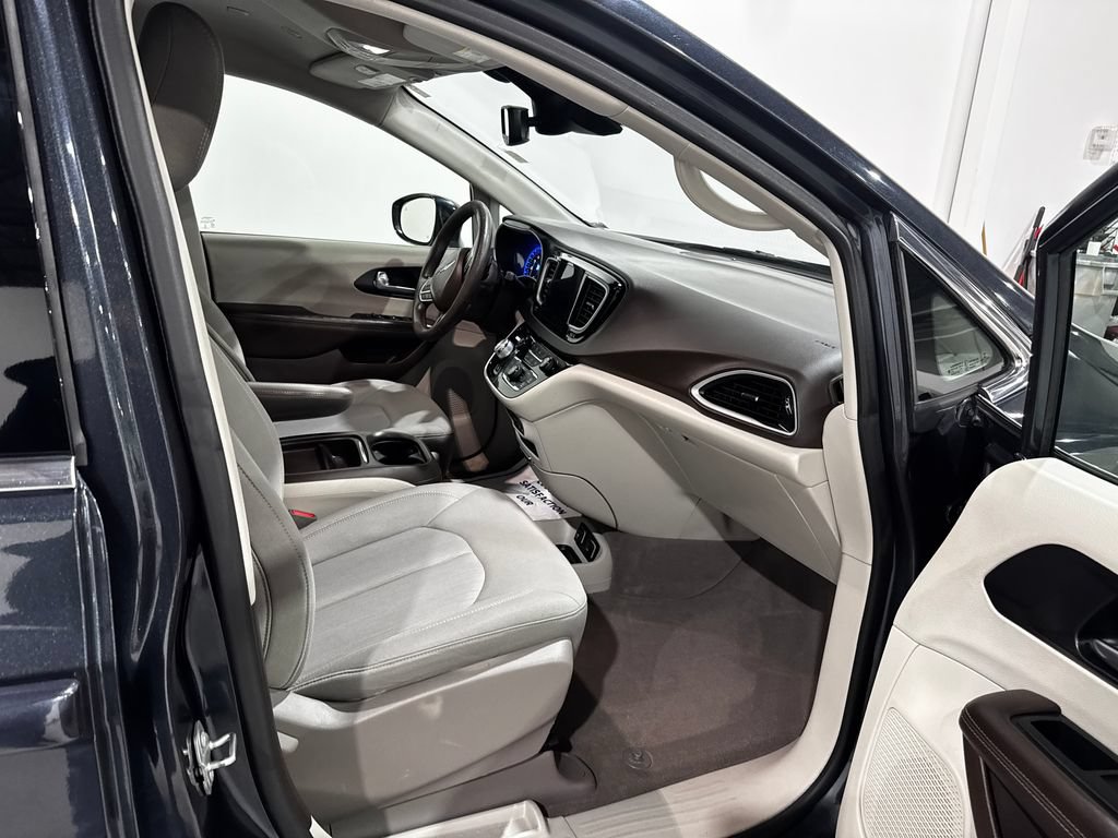 Used 2020 Chrysler Pacifica Touring w/ Advanced Safetytec Group FWD image 25