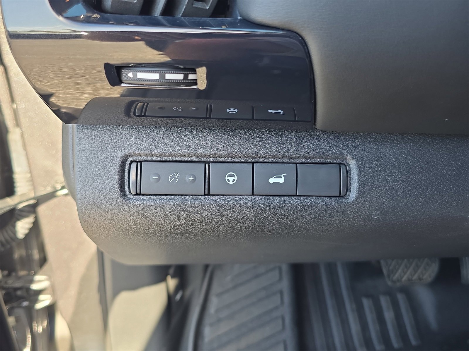 Used 2025 Nissan Pathfinder SV image 21