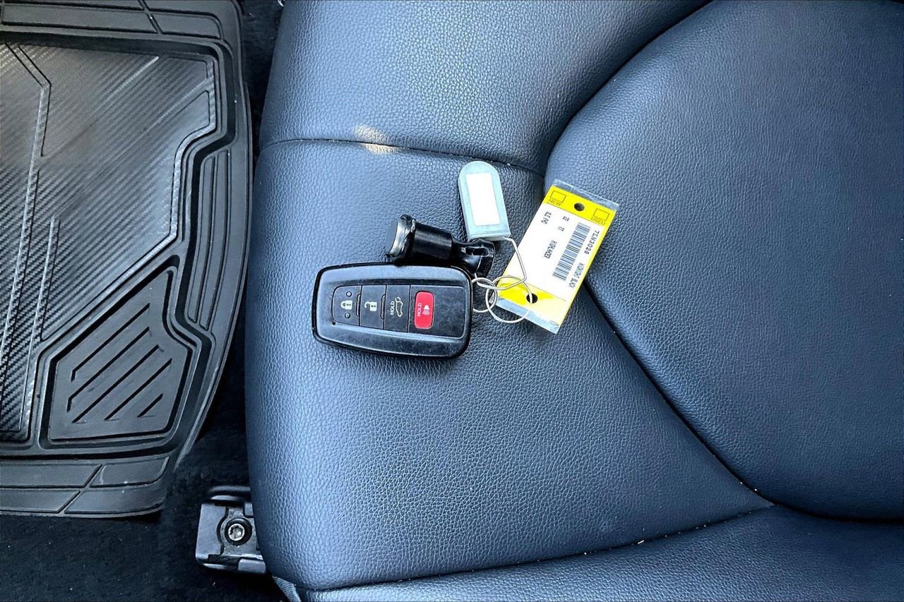 Used 2022 Toyota Highlander XLE image 32